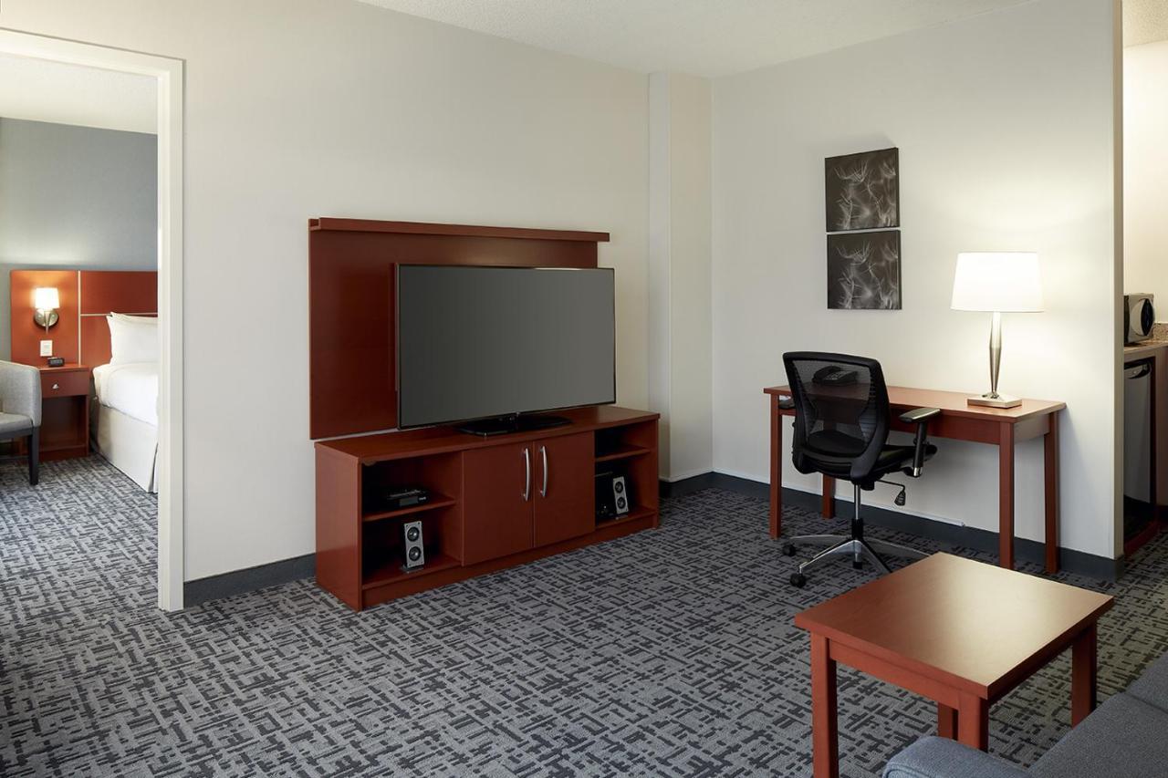 Hotel Fairfield & By Marriott Montreal Airport 3*