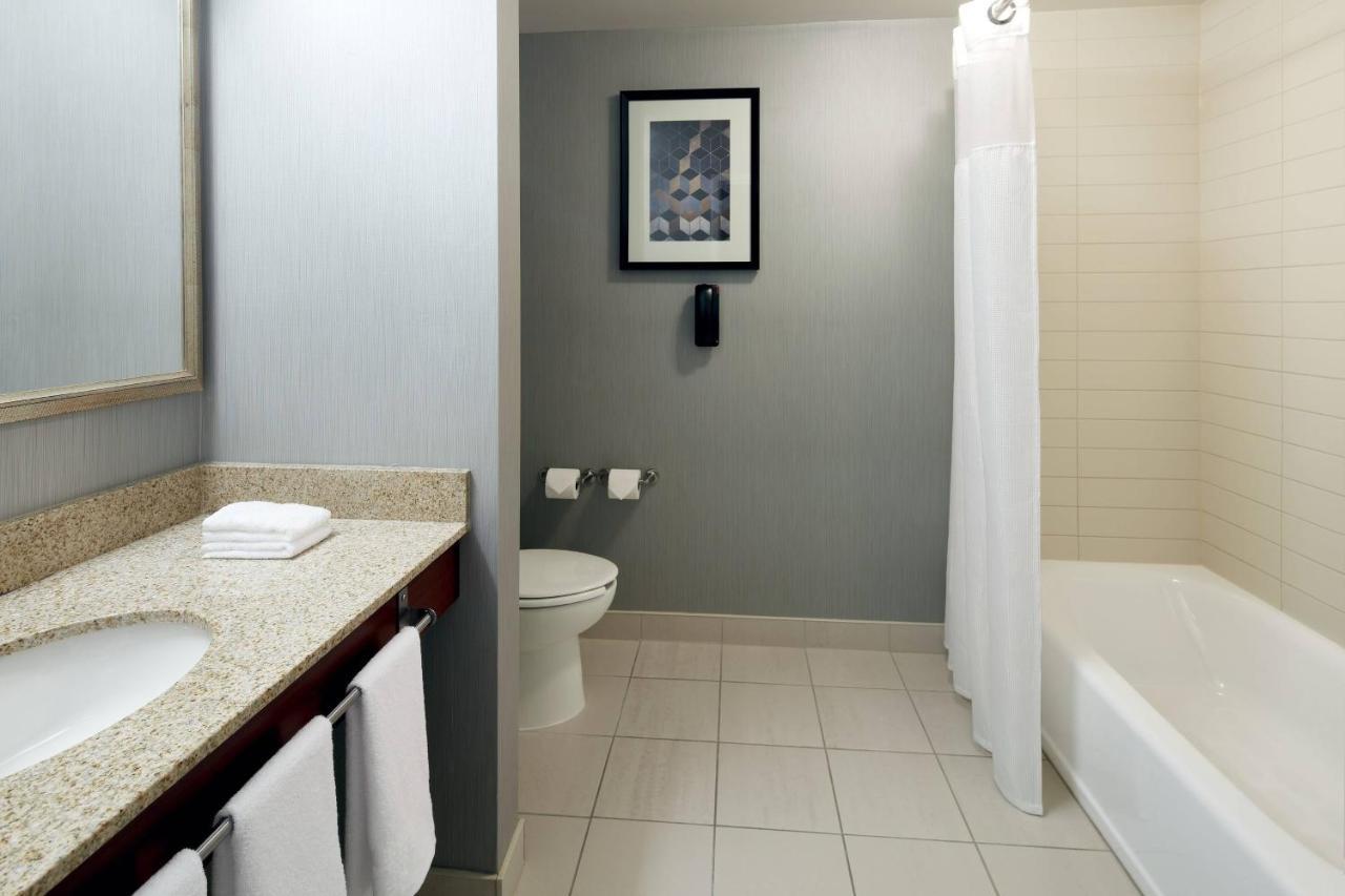 Hotel Fairfield & By Marriott Montreal Airport 3*