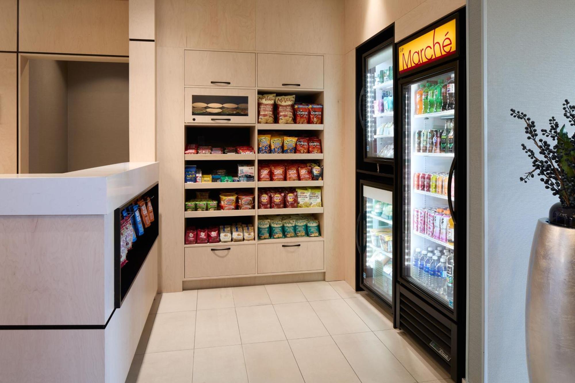 Hotel Fairfield & By Marriott Montreal Airport