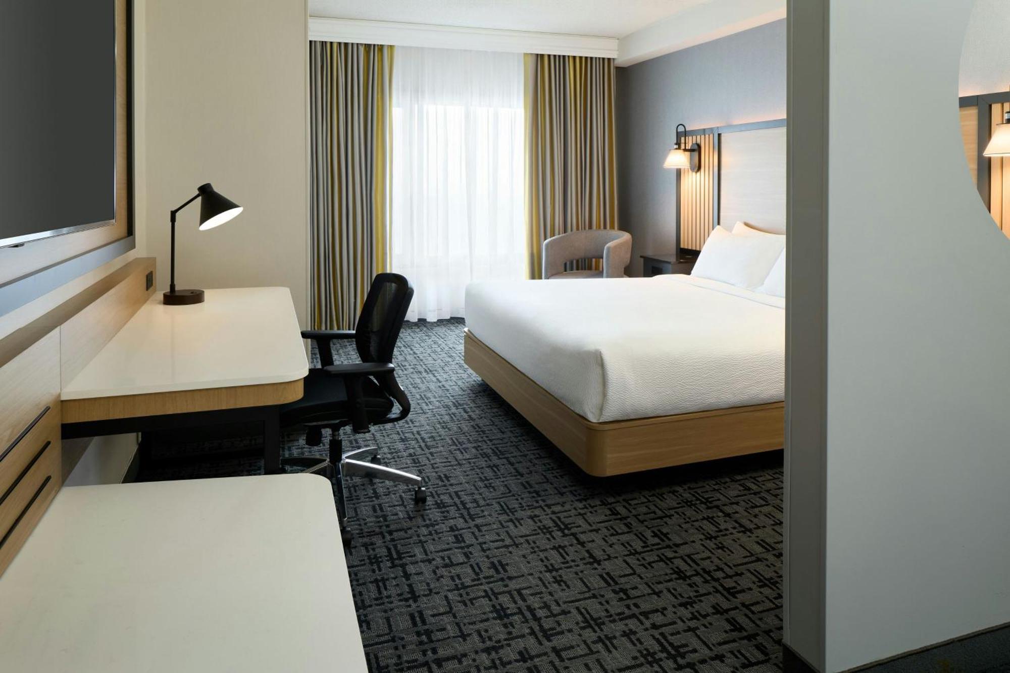 Hotel Fairfield & By Marriott Montreal Airport