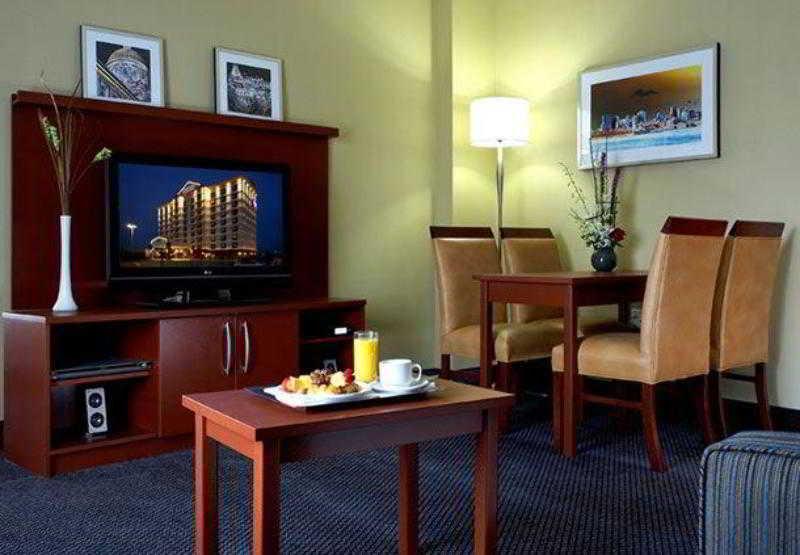 Hotel Fairfield & By Marriott Montreal Airport 3*