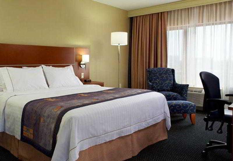 Hotel Fairfield & By Marriott Montreal Airport