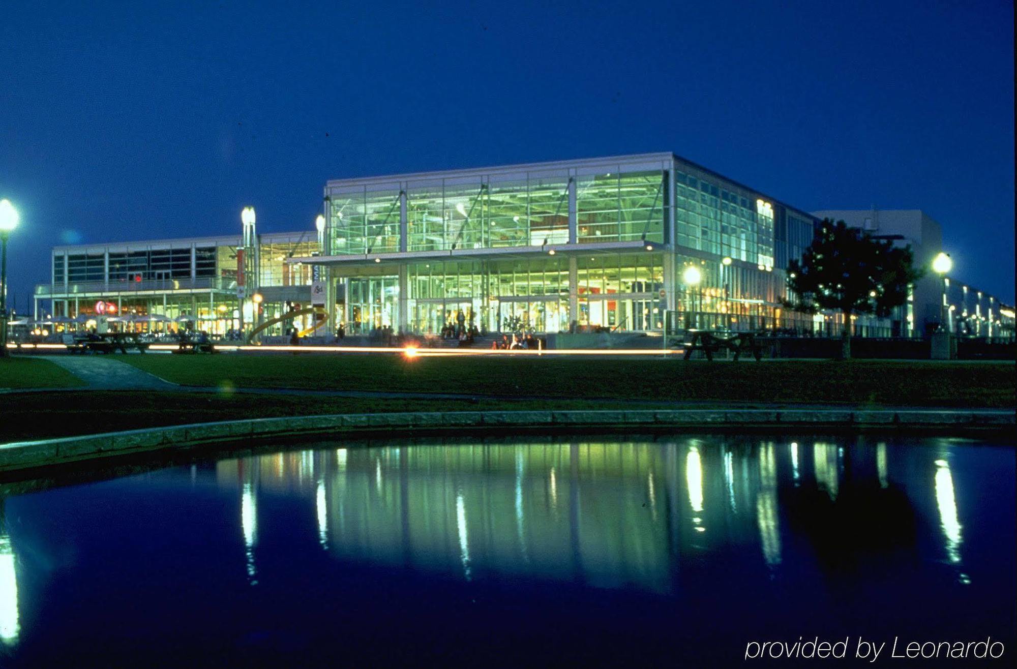 Hotel Fairfield & By Marriott Montreal Airport