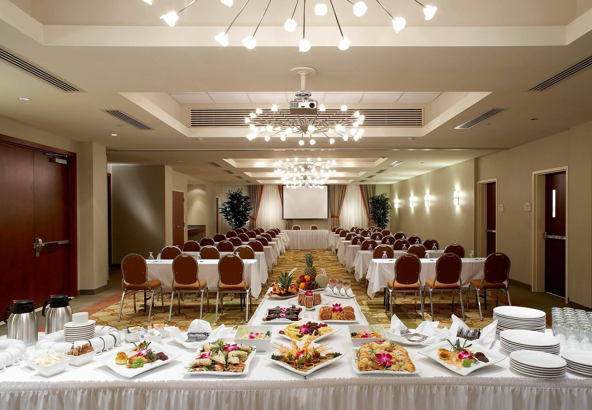 Hotel Fairfield & By Marriott Montreal Airport