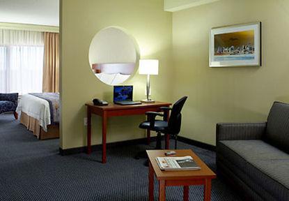 Hotel Fairfield & By Marriott Montreal Airport 3*